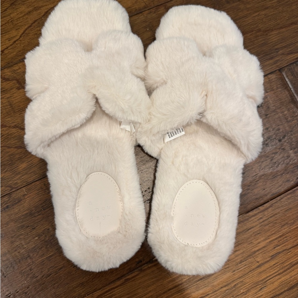 Women's Cream Fuzzy Slippers